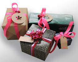 Images Gratuites : pétale, boîte, panier, rose, cadeaux, ruban, Emballage,  paquets, célébrations, Surprises, cadeau de Noël, Sk jfe, Cadeaux de noël,  sous l'arbre 4252x3384 - - 1206706 - Banque d image gratuite - PxHere